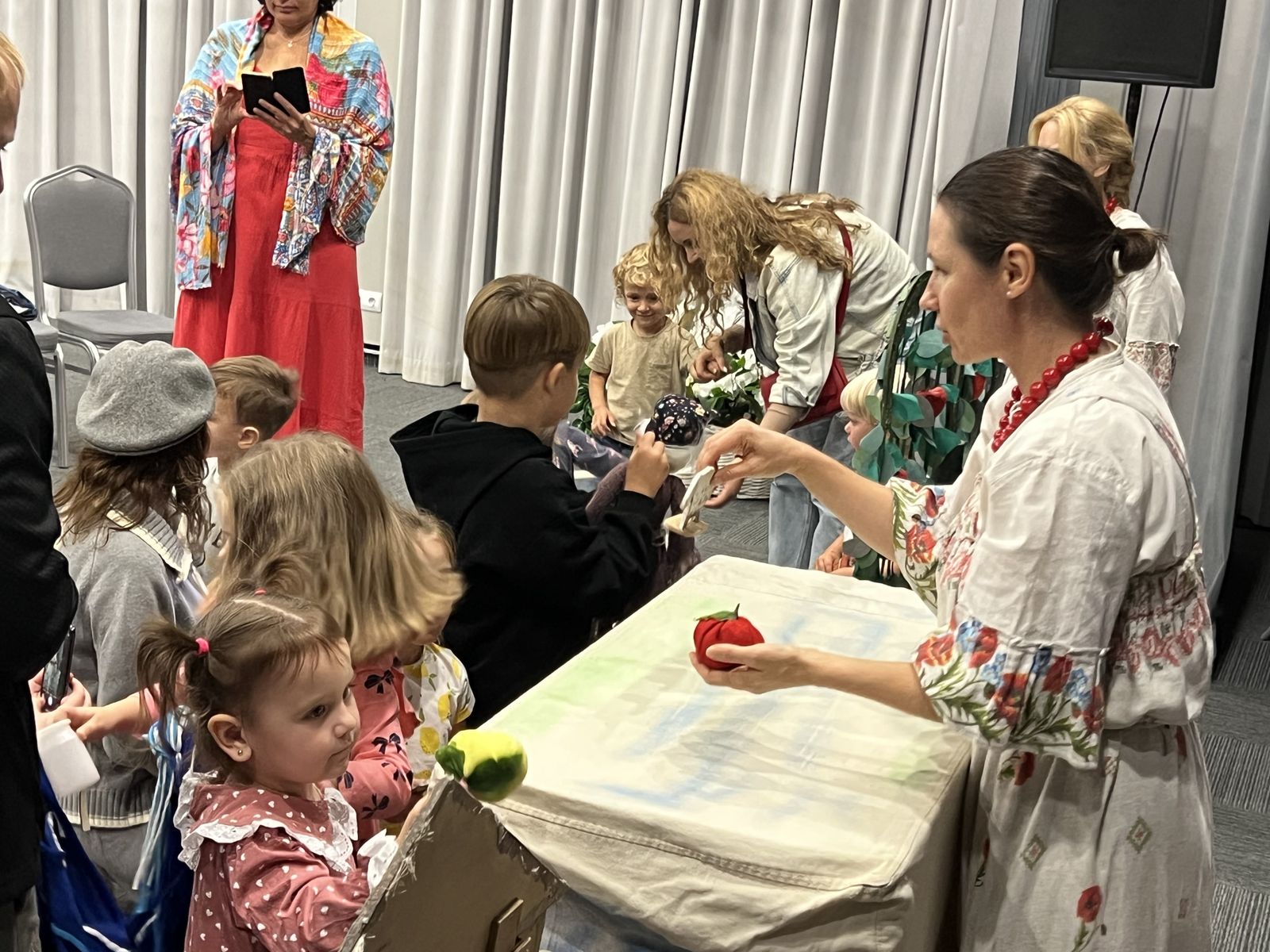 После спектакля актриса даёт детям подержать кукол